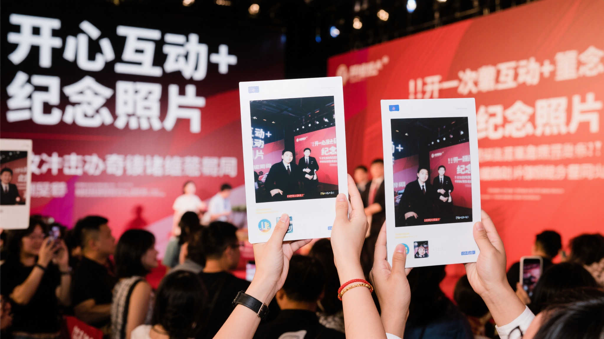 卡鲁索指导雷霆新人香槟洗礼庆祝成长 虽然有些看客第一时间注意力被集中于*"开心互动+纪